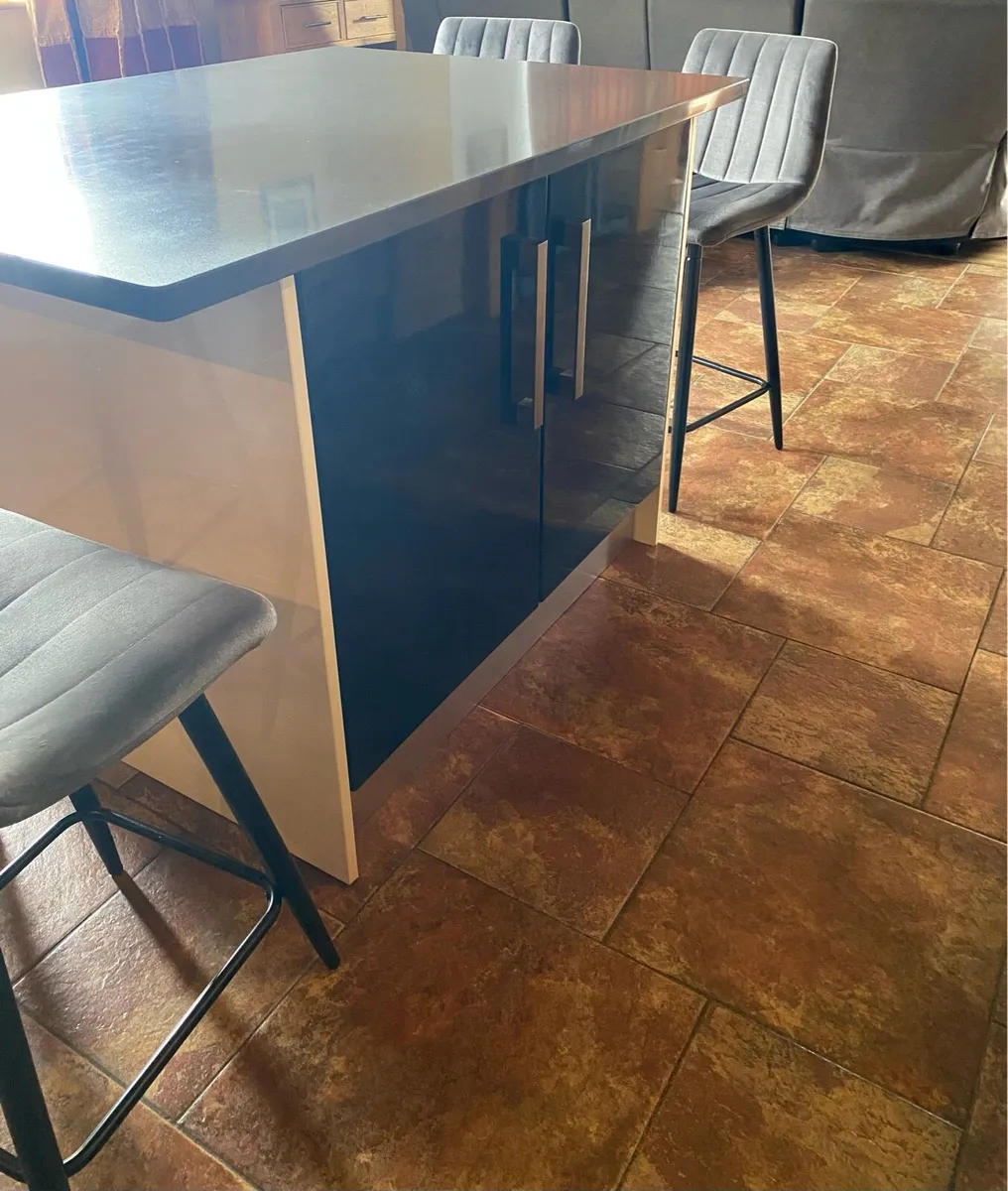 Kitchen island and stools - Image 3