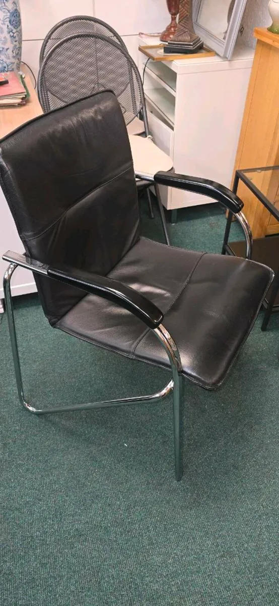 Second-hand meeting table and 12 leather chairs - Image 1