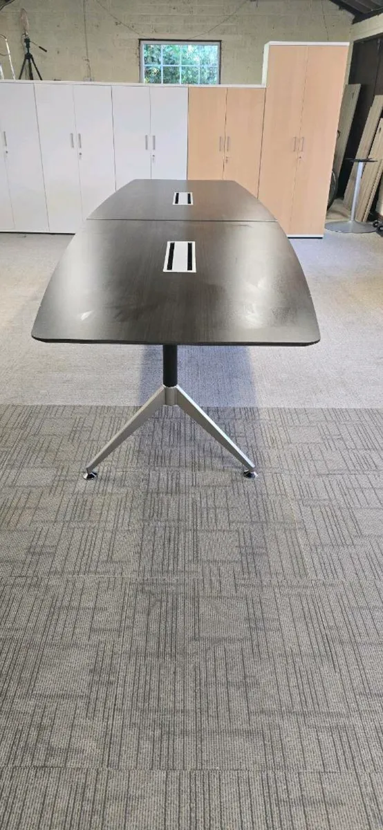 Second-hand meeting table and 12 leather chairs - Image 4