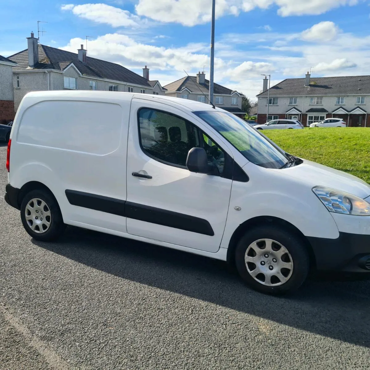 just past a test Peugeot partner for sale - Image 1
