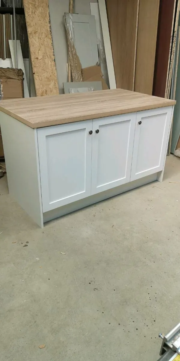 Kitchen island - Image 1