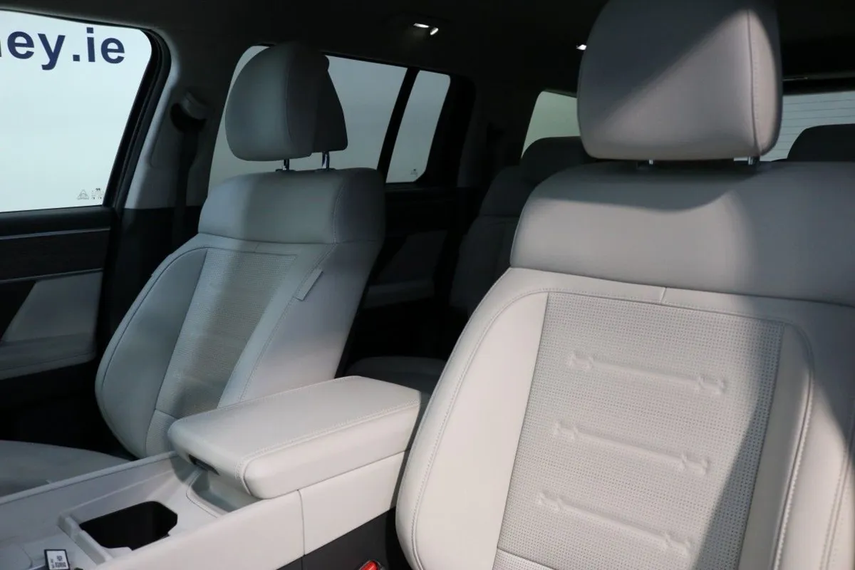 Hyundai Santa Fe Premium Plug IN Hybrid 1.6l Petr - Image 4