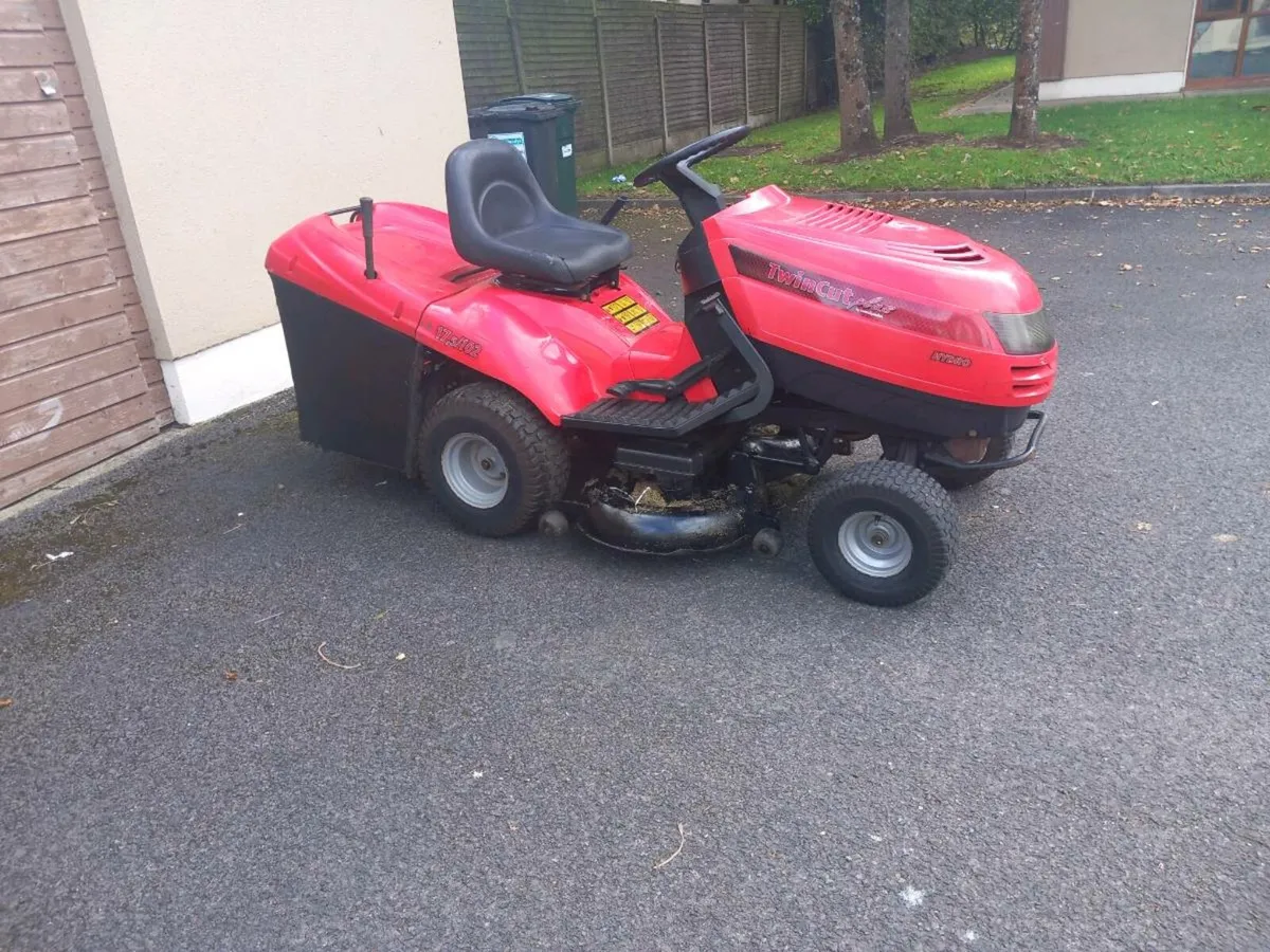 Ride on lawnmower - Image 1