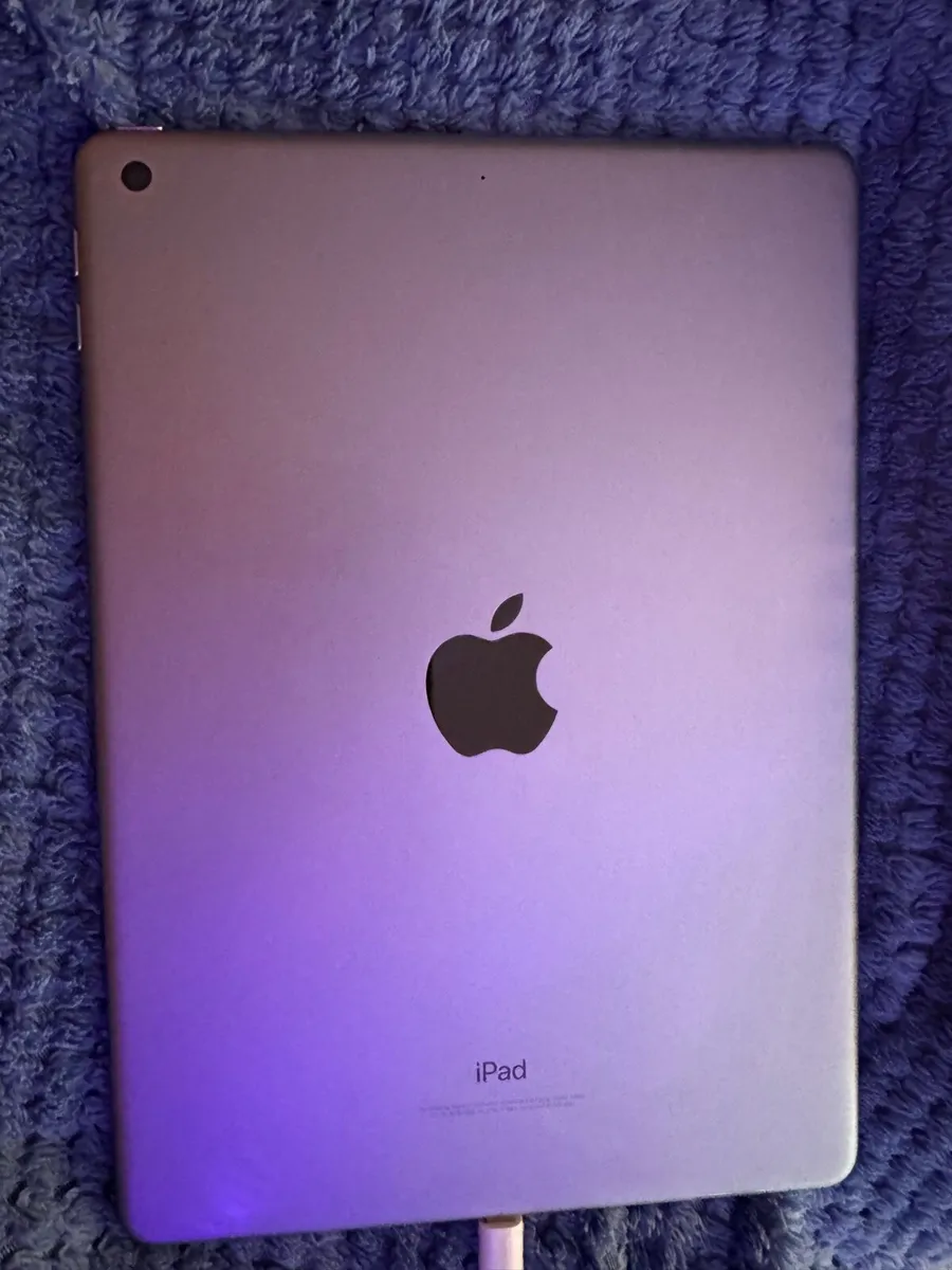 iPad 6 generation Wi-Fi, 32GB+ Case - Image 1
