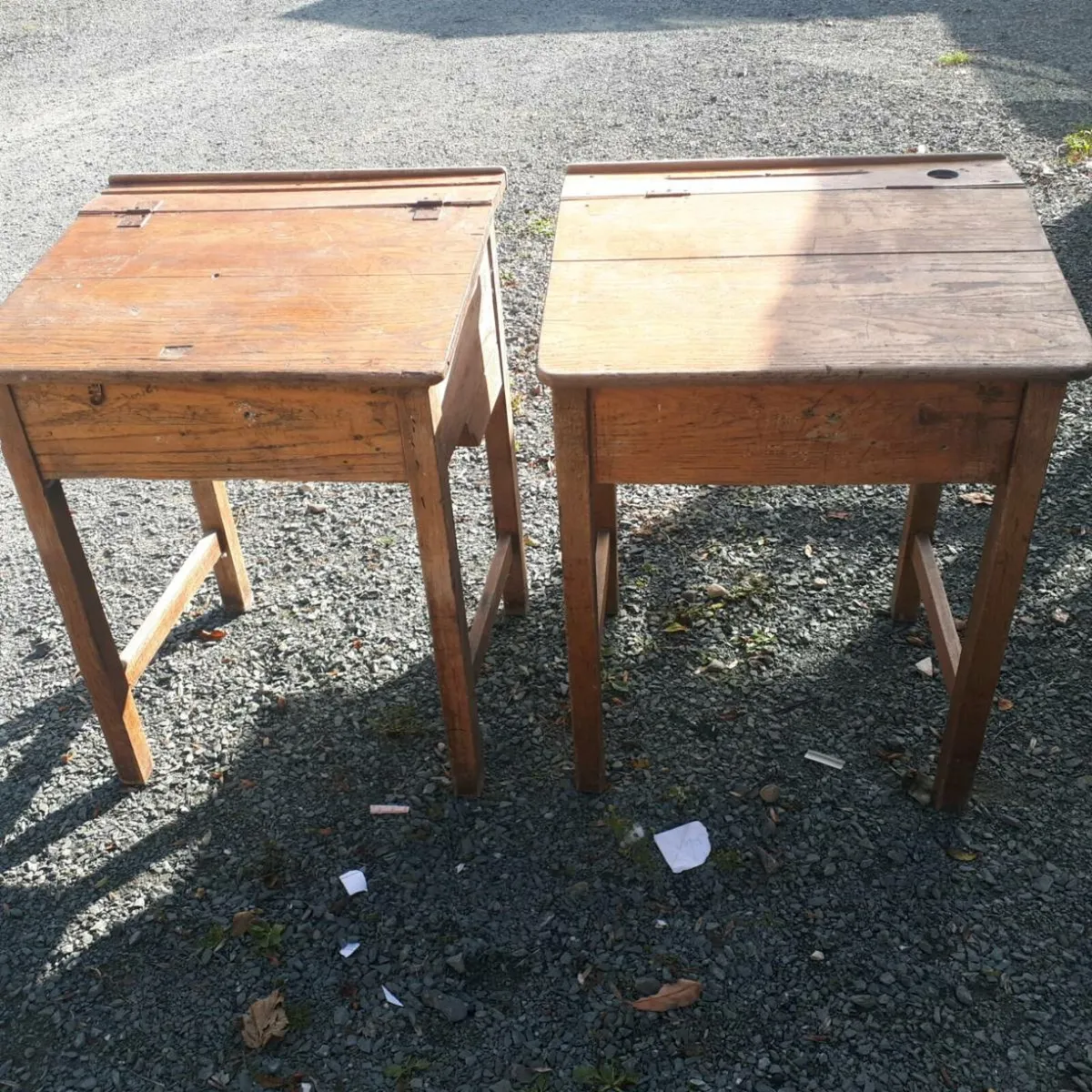 School desk - Image 1