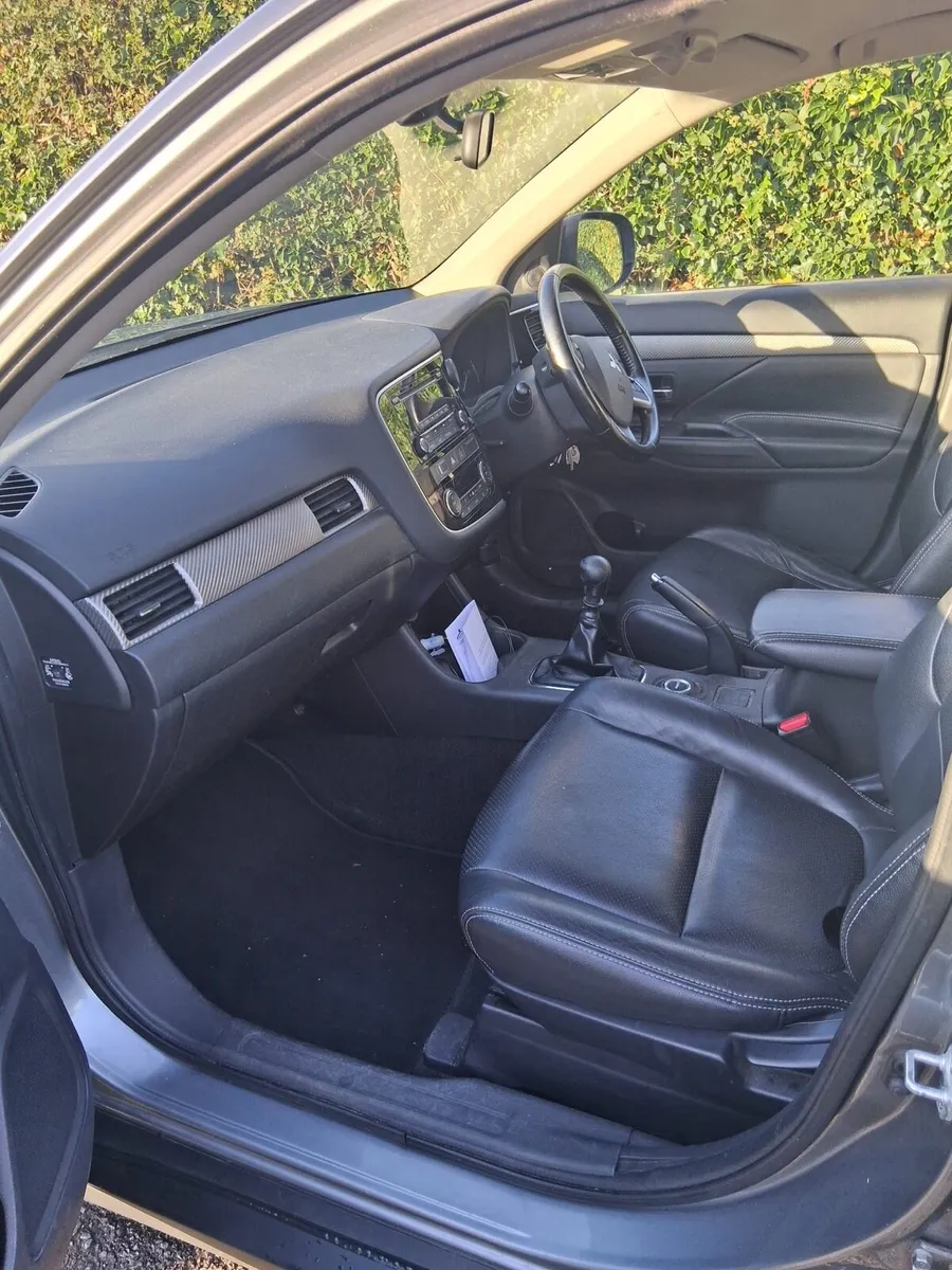 2014 Mitsubishi Outlander - Image 3