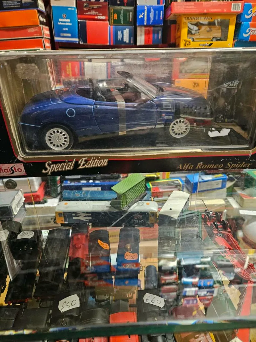 Corgi Maisto Alfa Romeo Spider 1995 1.18 - Image 2