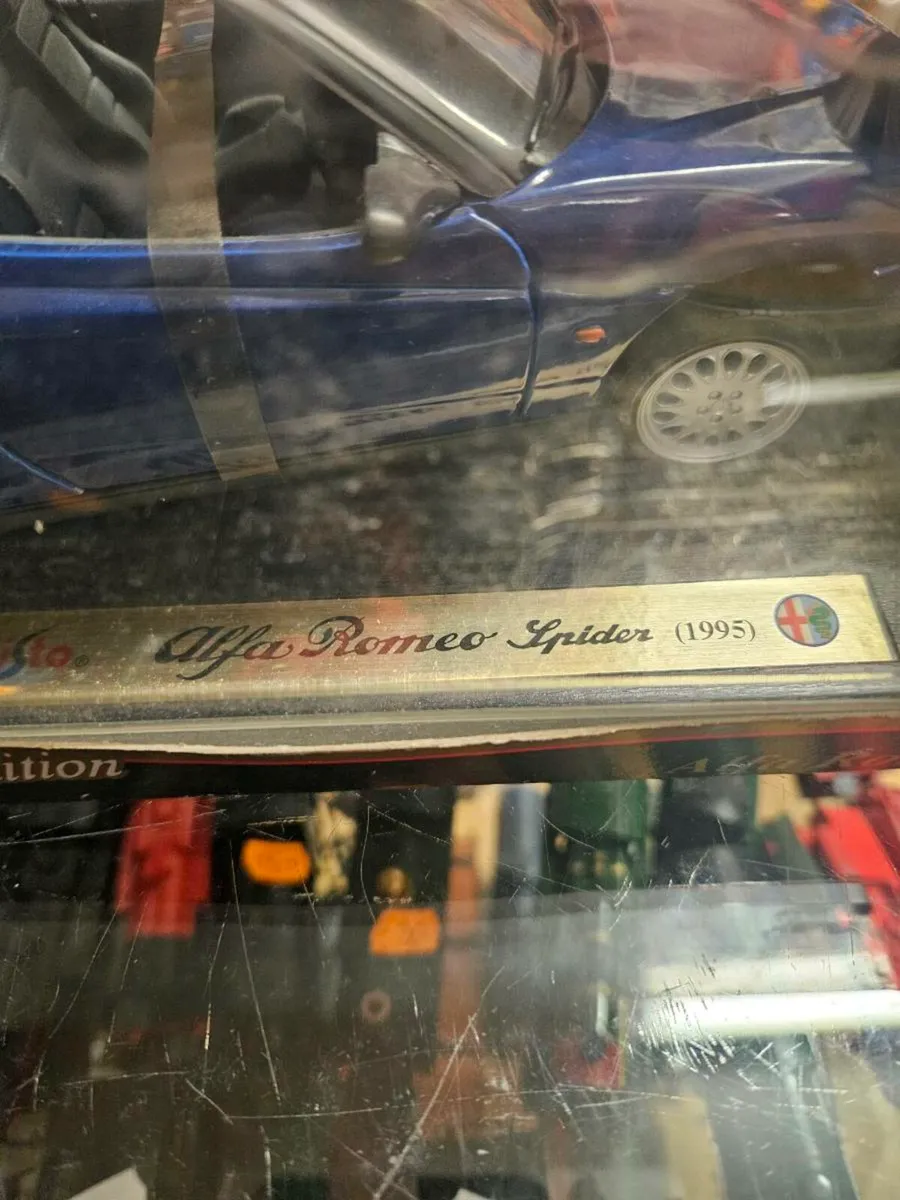 Corgi Maisto Alfa Romeo Spider 1995 1.18 - Image 3