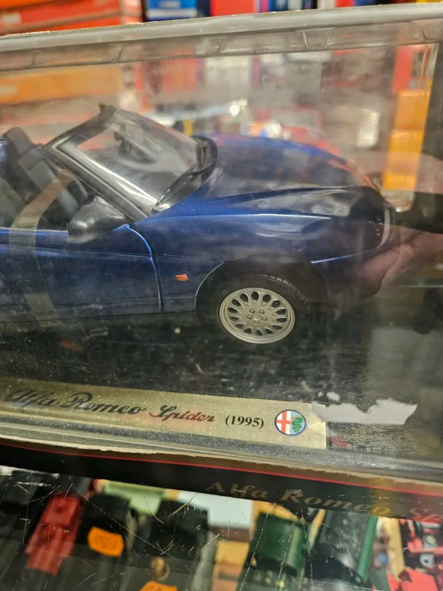 Corgi Maisto Alfa Romeo Spider 1995 1.18 - Image 4
