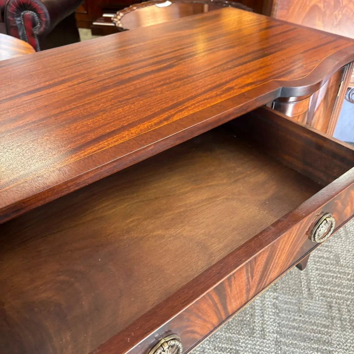 Beautiful mahogany flamed shaped serpentine front - Image 2