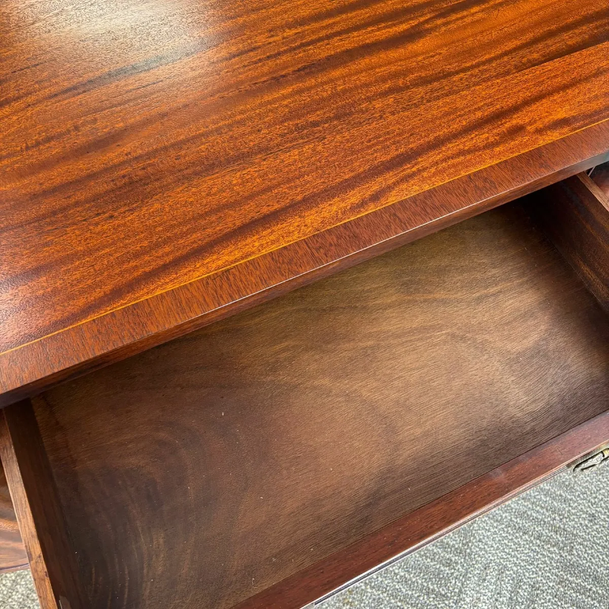 Beautiful mahogany flamed shaped serpentine front - Image 3