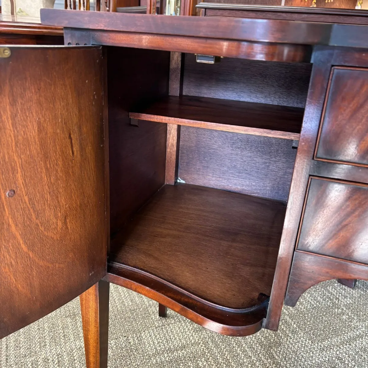 Beautiful mahogany flamed shaped serpentine front - Image 4