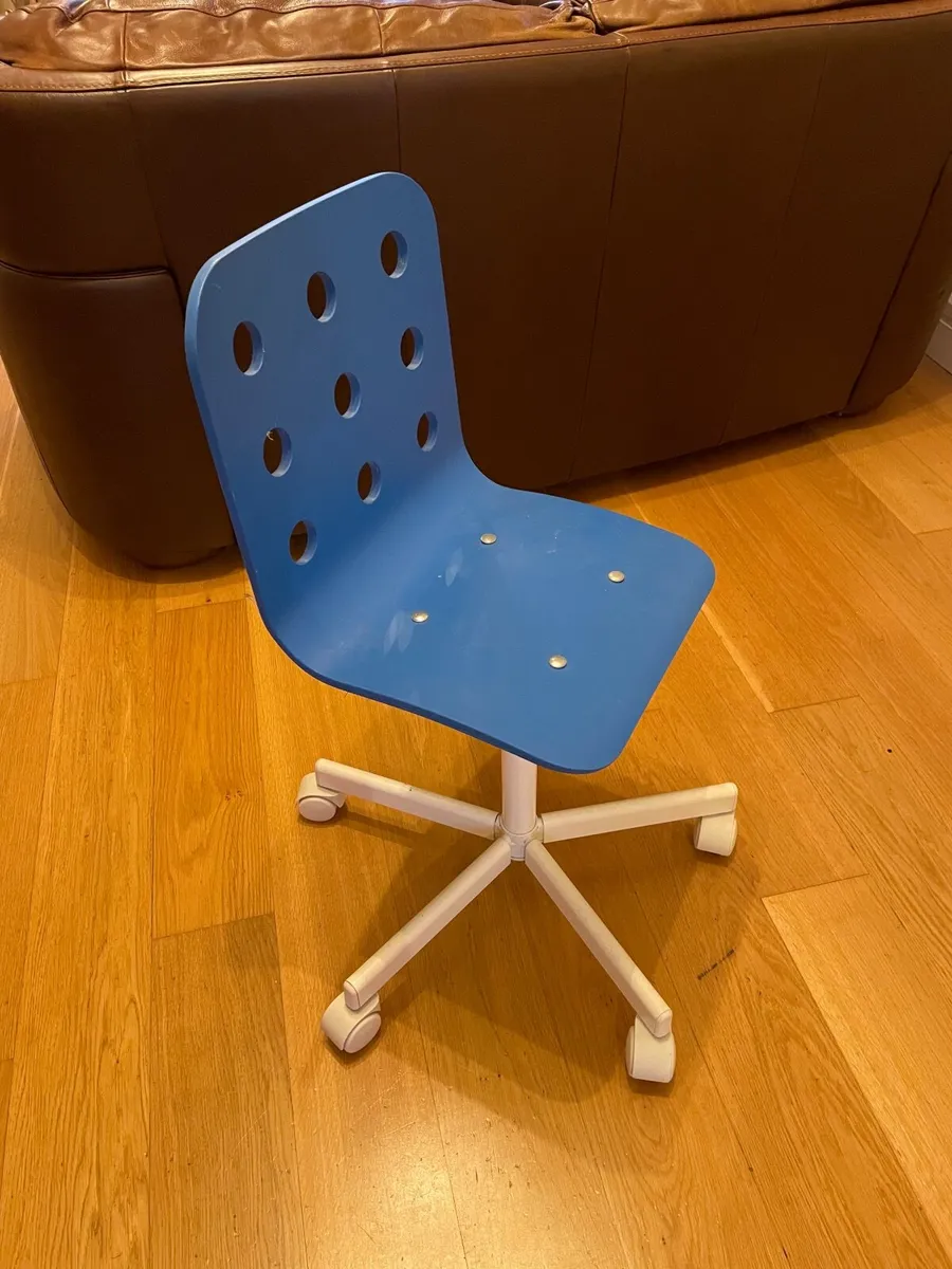 Child’s desk chair - Image 1