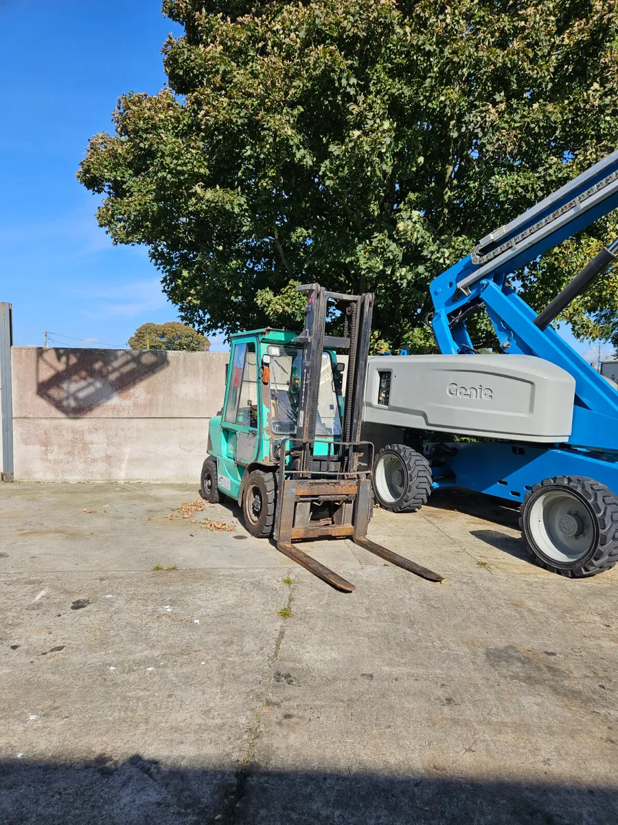 Forklift with cab - Image 2