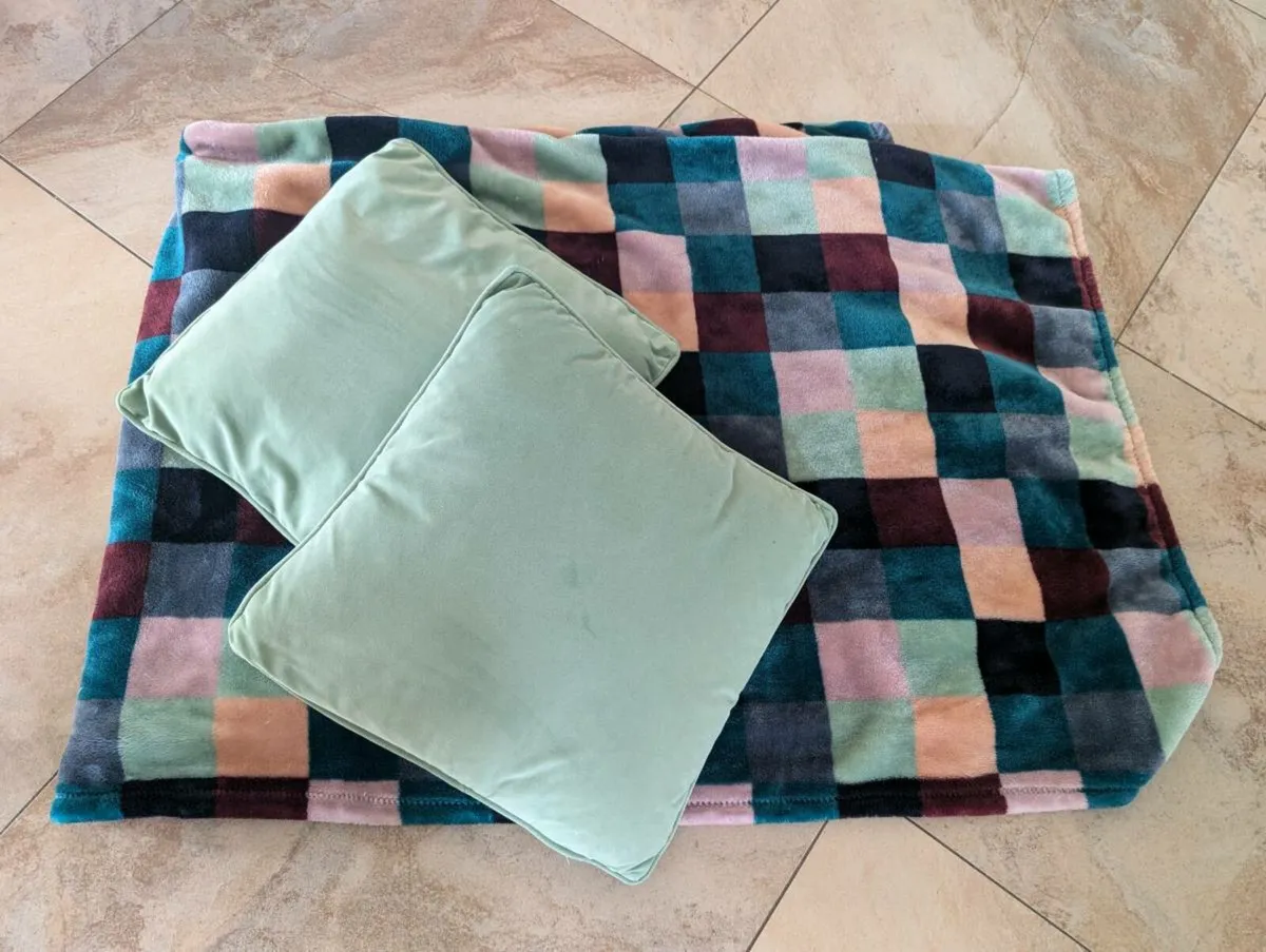 Cushions & blanket - Image 1