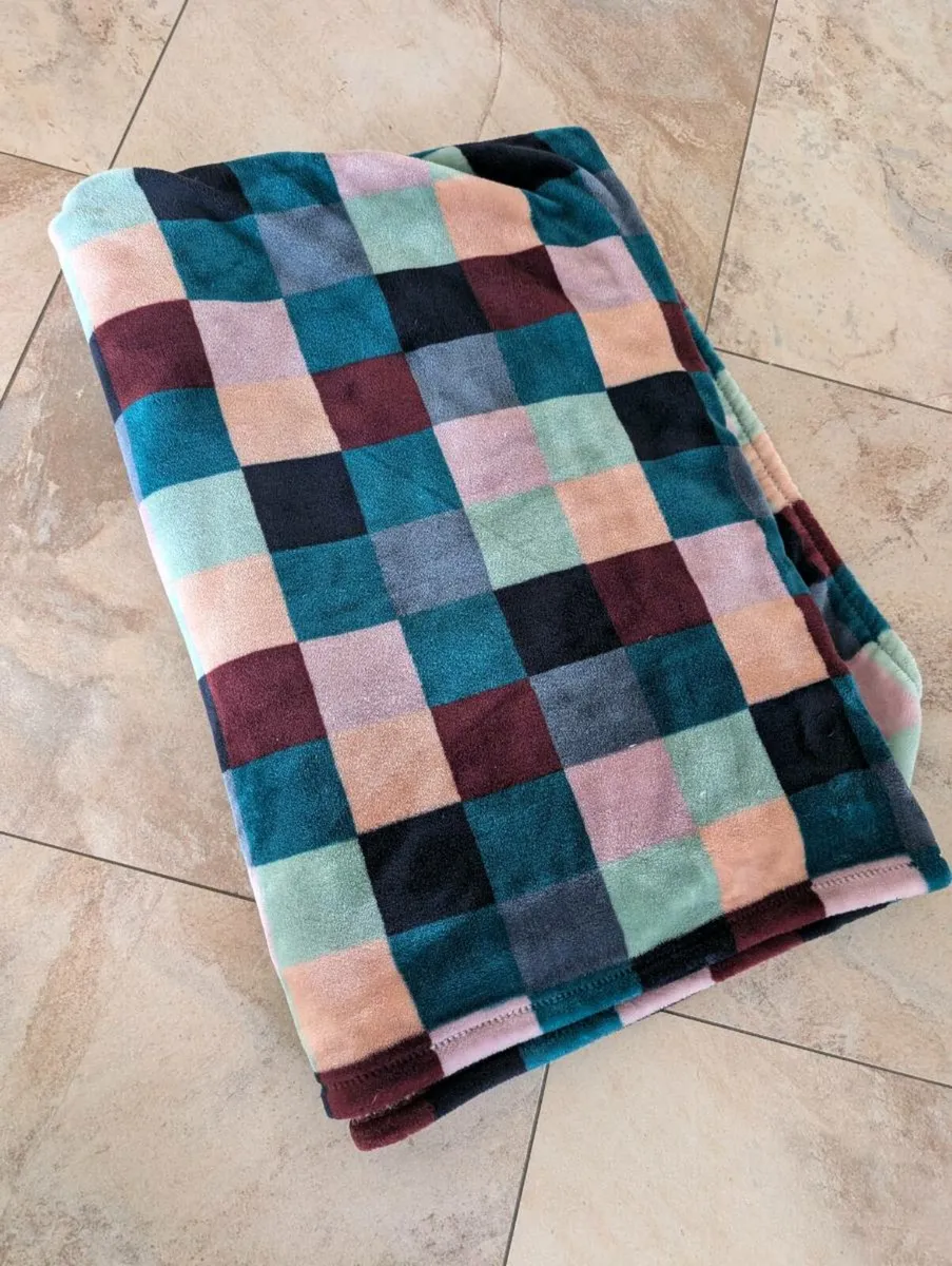 Cushions & blanket - Image 2