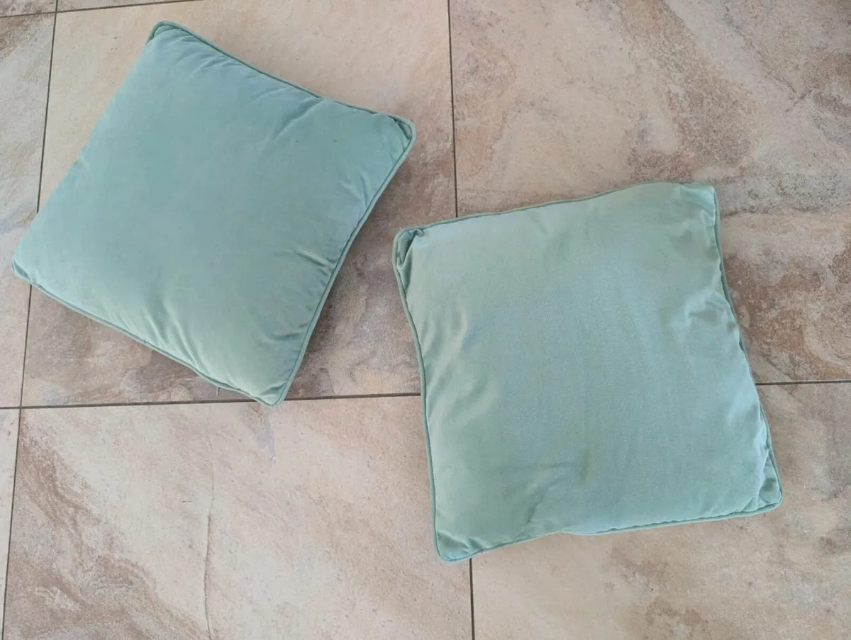 Cushions & blanket - Image 3