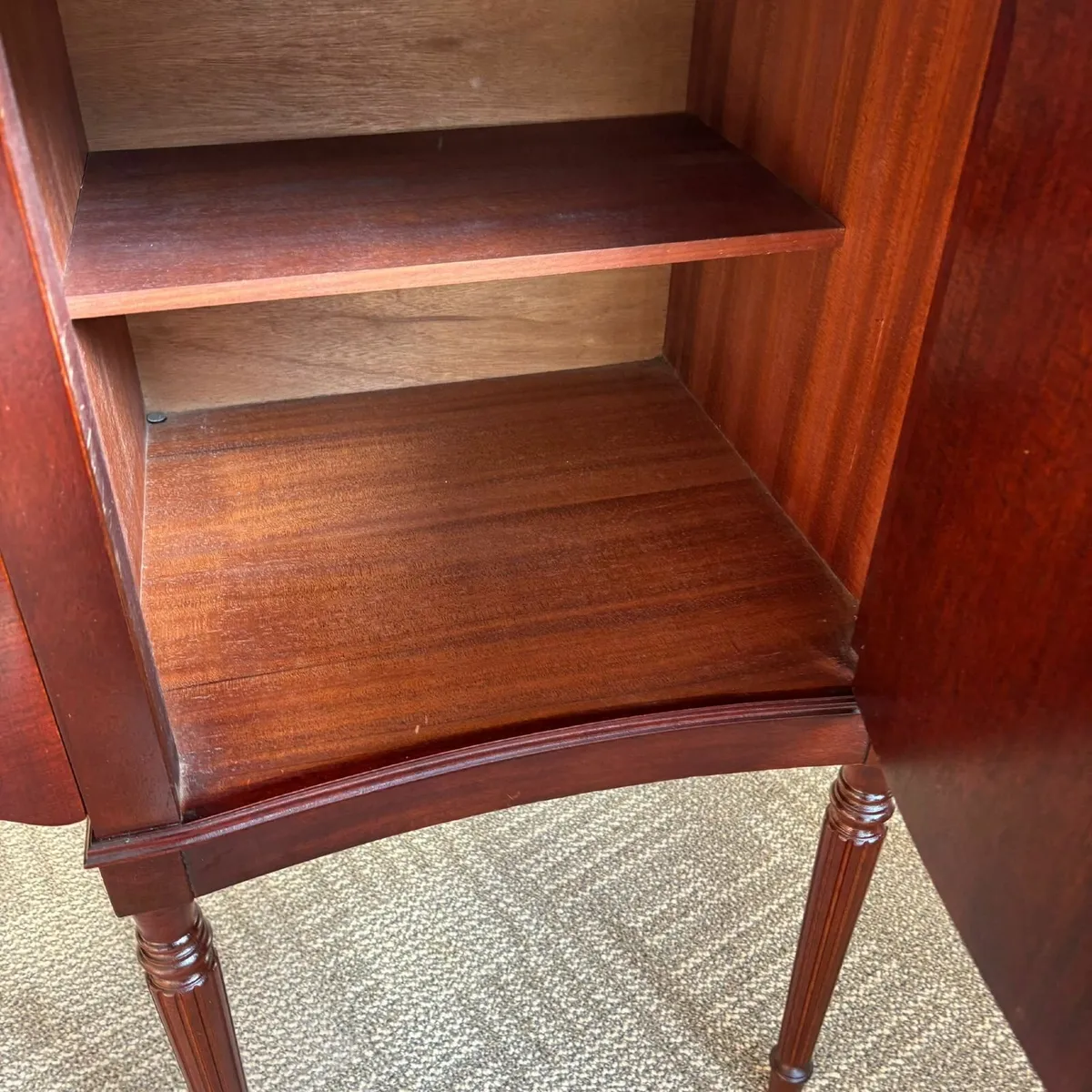 Beautiful mahogany bow fronted sideboard. Enclosed - Image 3
