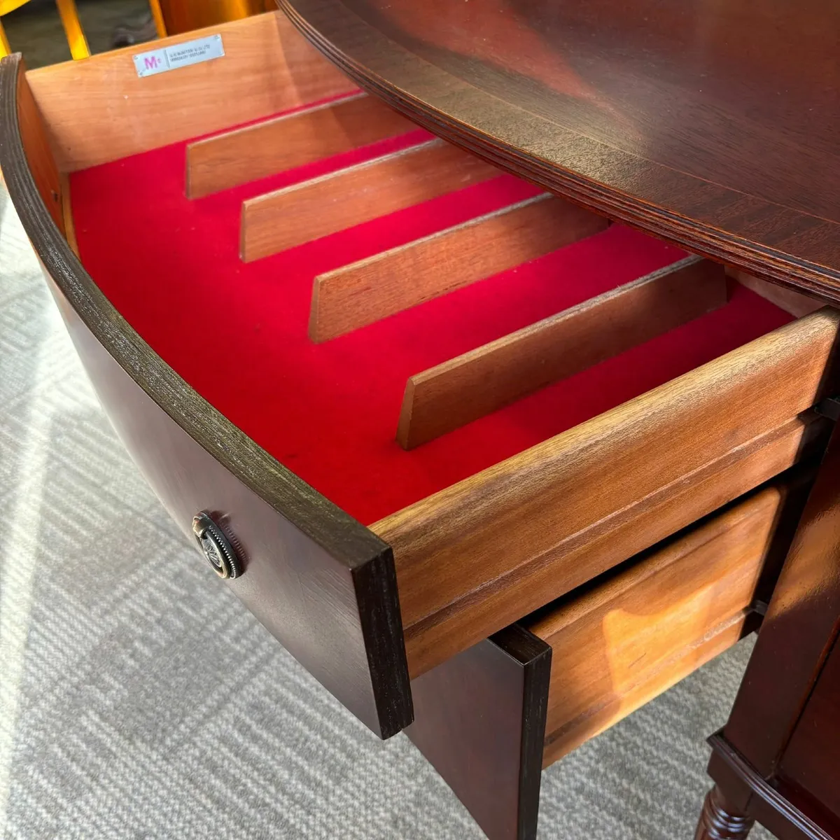 Beautiful mahogany bow fronted sideboard. Enclosed - Image 4