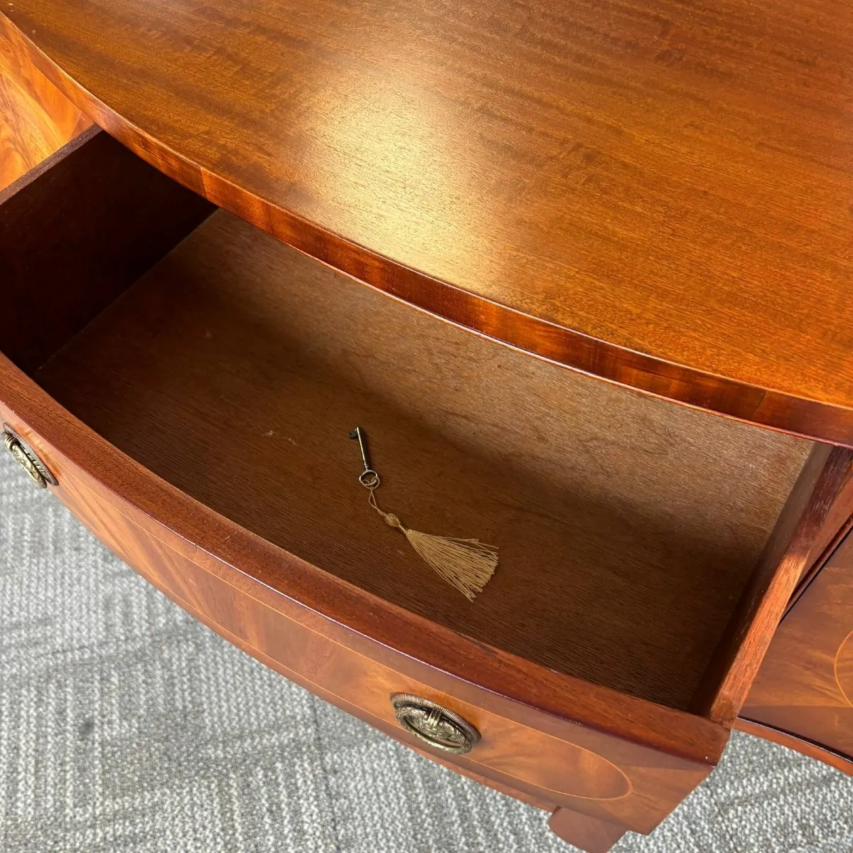 Beautiful mahogany flamed bow front serpentine sid - Image 4