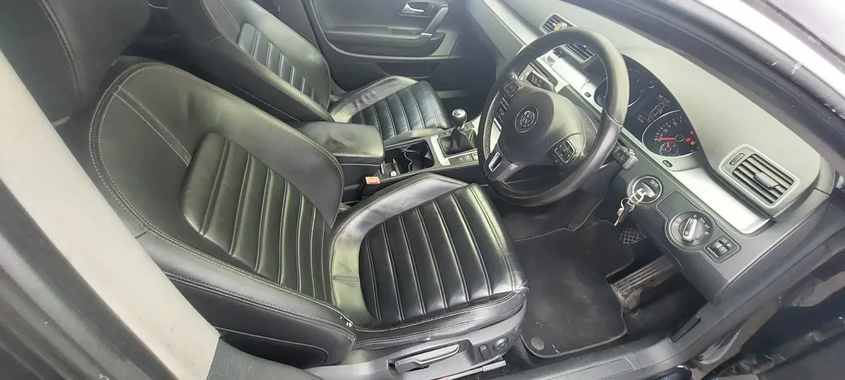 Volkswagen Passat 2011 - Image 2