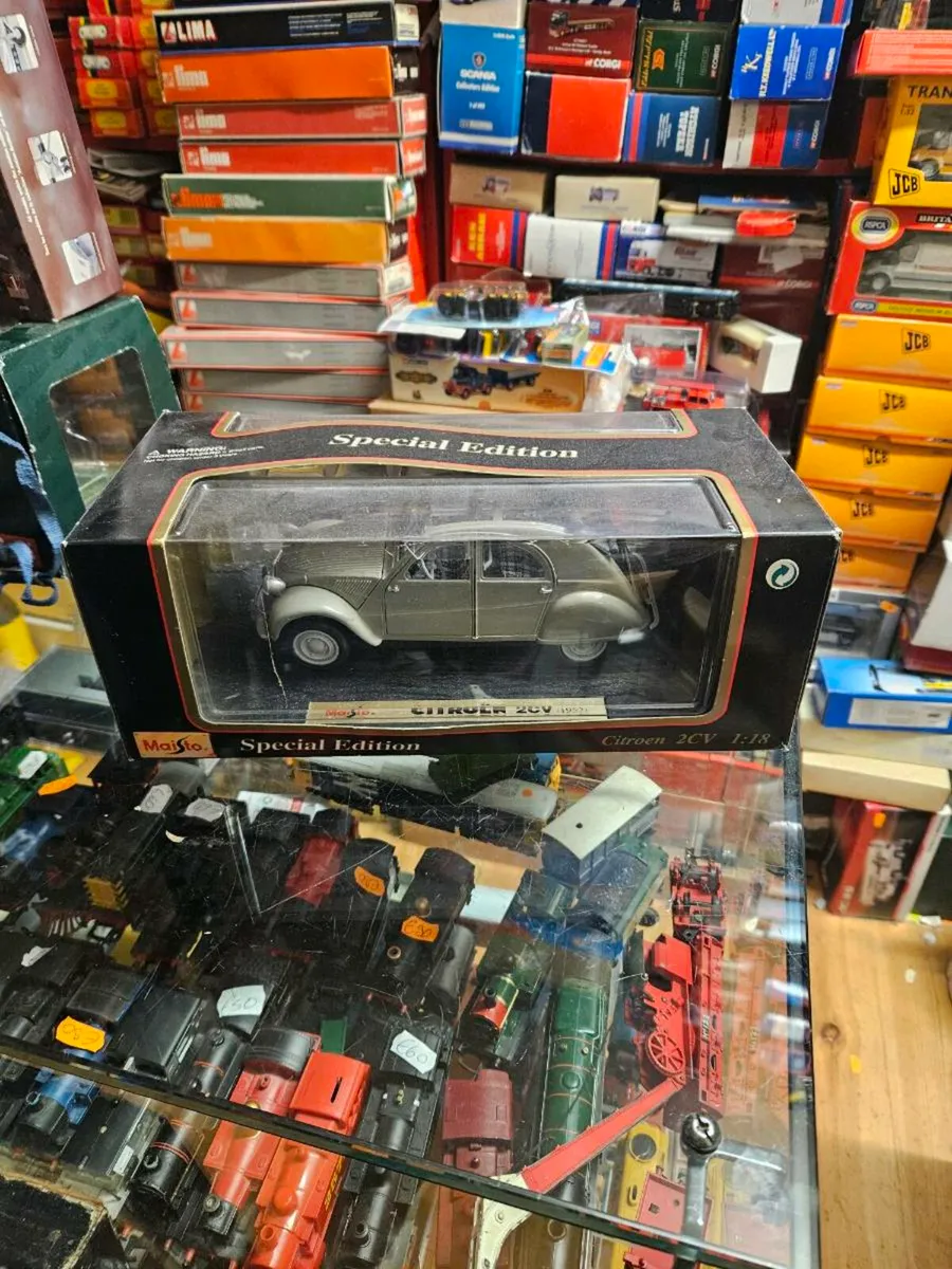 Corgi Maisto Citroën 2CV 1.18 - Image 1