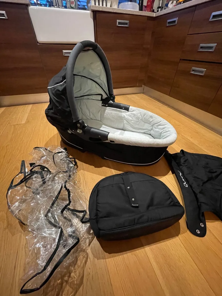 Quinny carrycot - Image 1