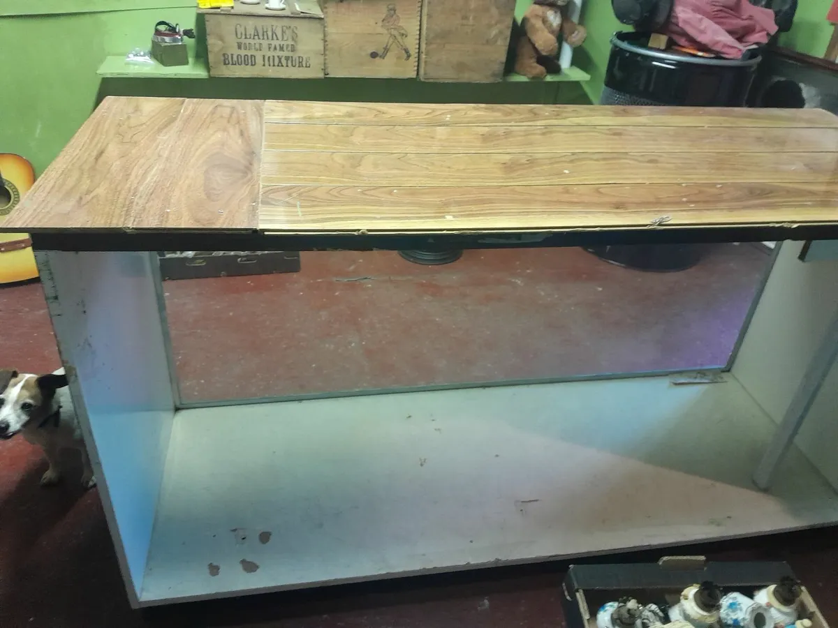 Glass fronted shop counter - Image 1