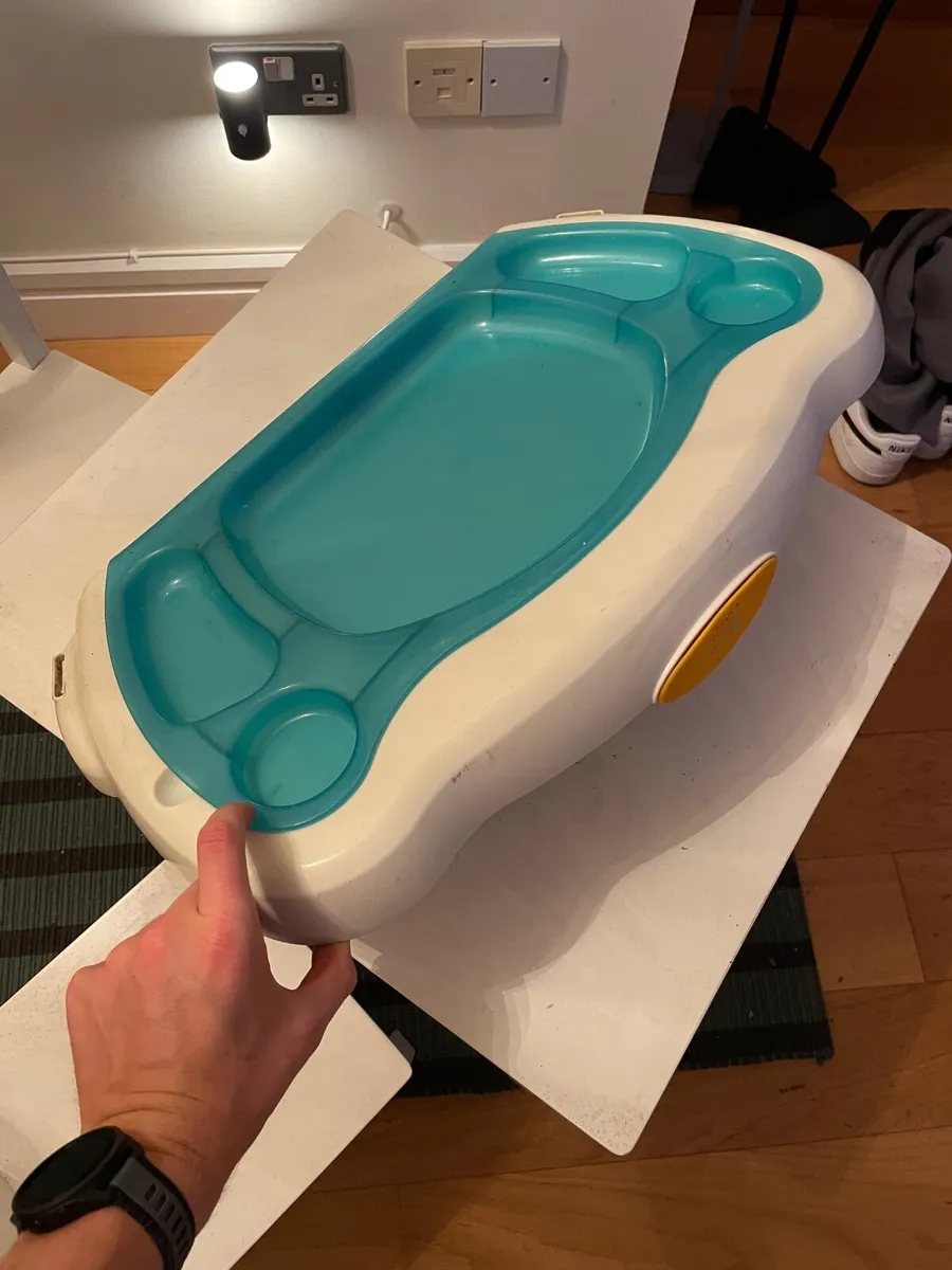 Baby feeding table