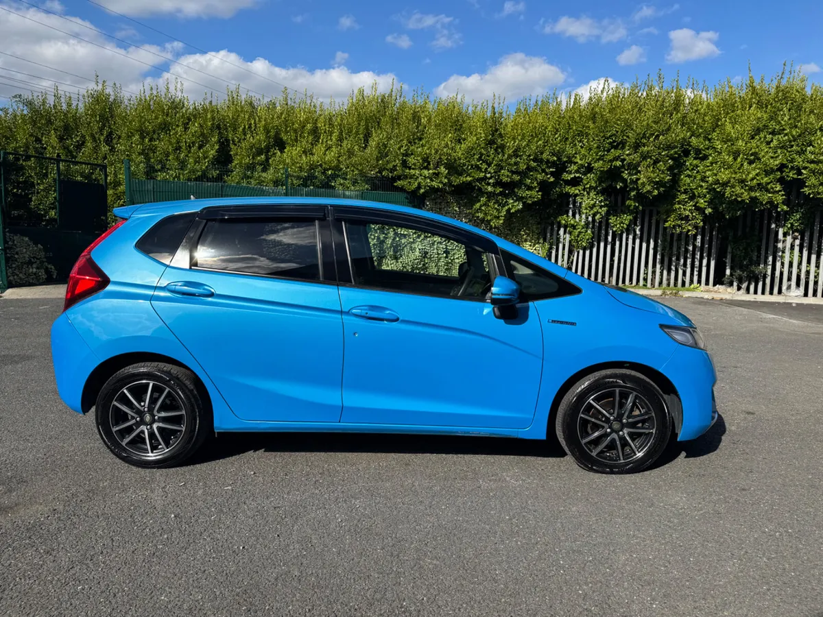 Honda Fit 1.5 Hybrid Automatic - Image 3