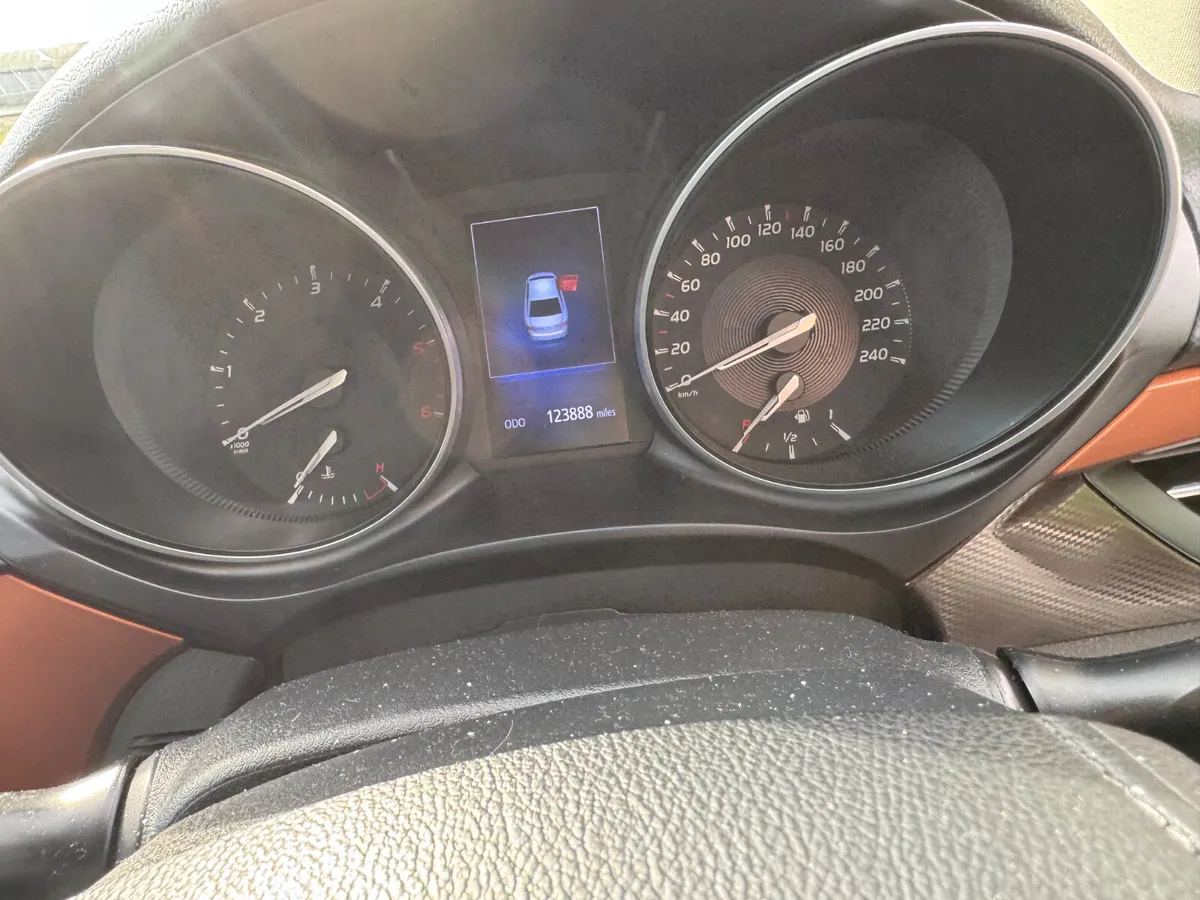 Toyota Avensis 2016 2.0 diesel - Image 2