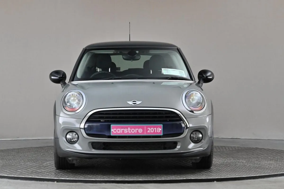 MINI Cooper 1.5 6spd 3DR  two-tone Roof - Image 2