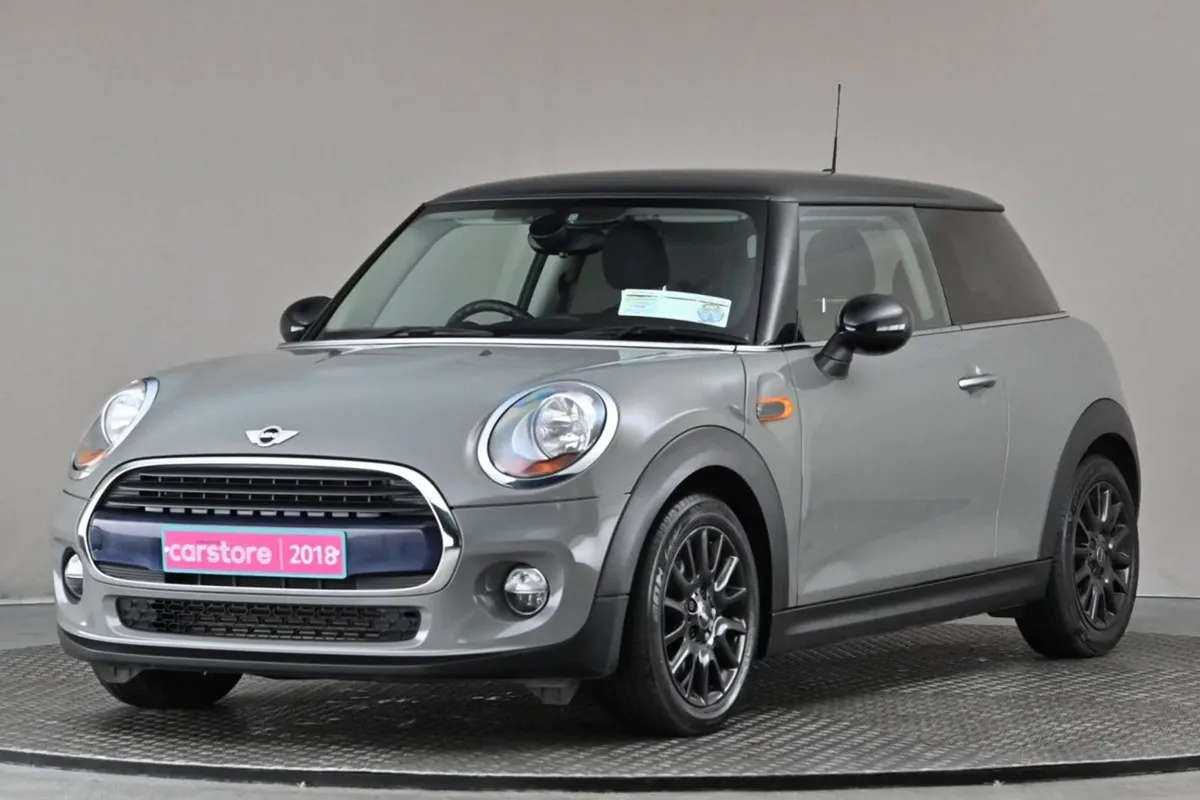 MINI Cooper 1.5 6spd 3DR  two-tone Roof - Image 3