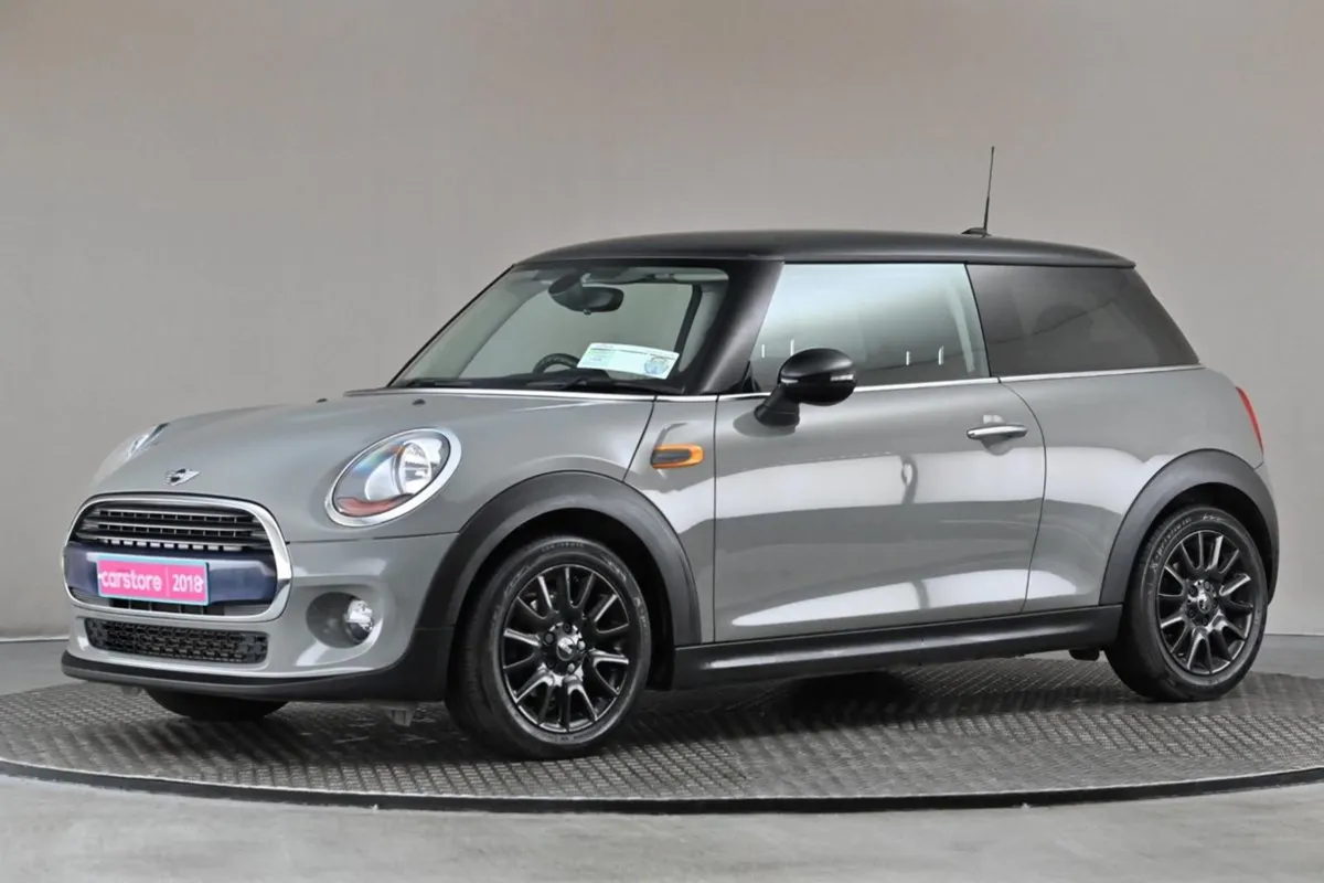 MINI Cooper 1.5 6spd 3DR  two-tone Roof - Image 4