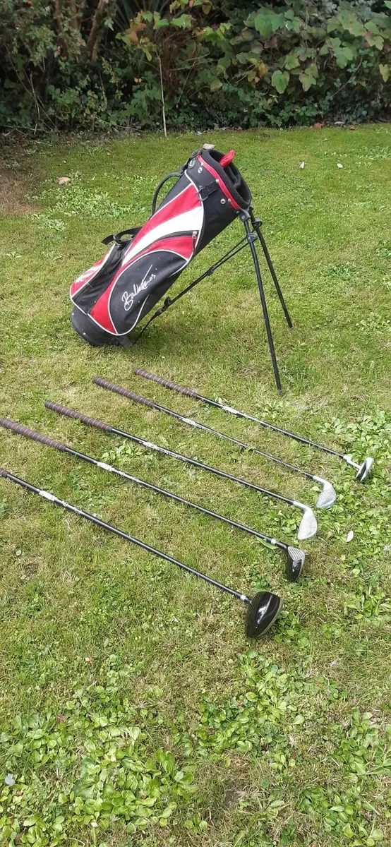 Junior golf clubs and bag - Image 1
