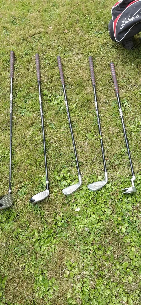 Junior golf clubs and bag - Image 2