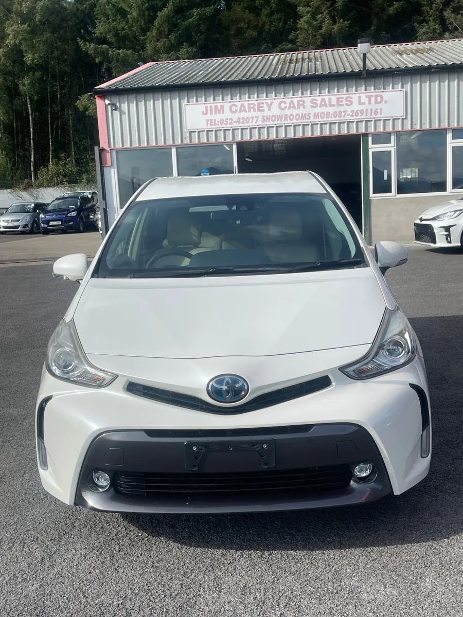 Toyota Prius Alpha 2014 - Image 2