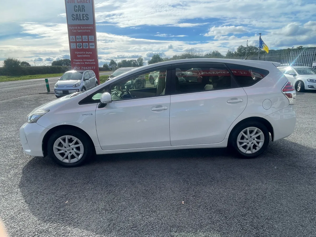 Toyota Prius Alpha 2014 - Image 4