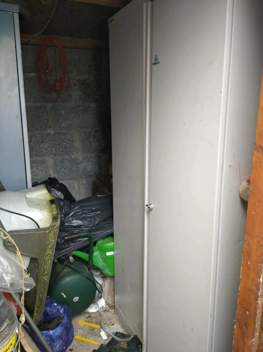 Metal storage cabinet - Image 1