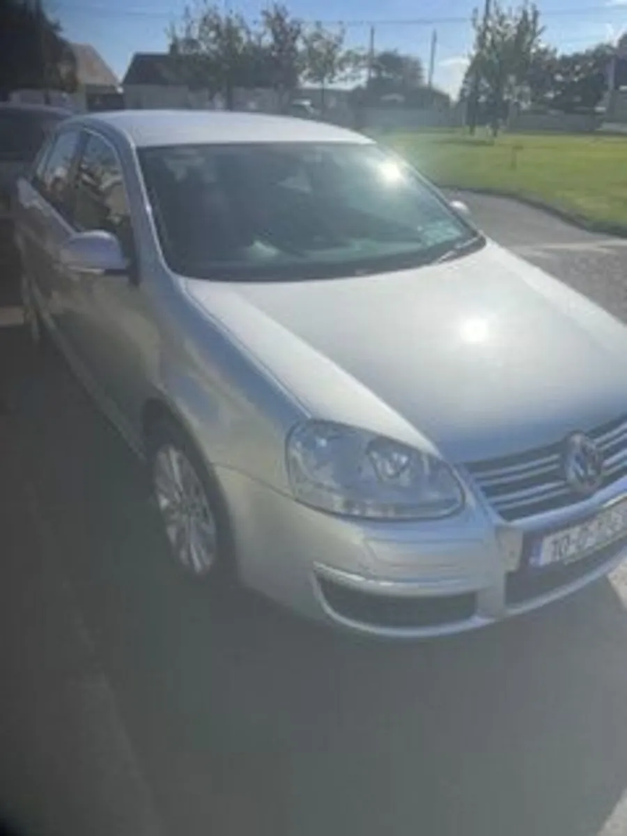 Volkswagen Jetta 2010 - Image 2