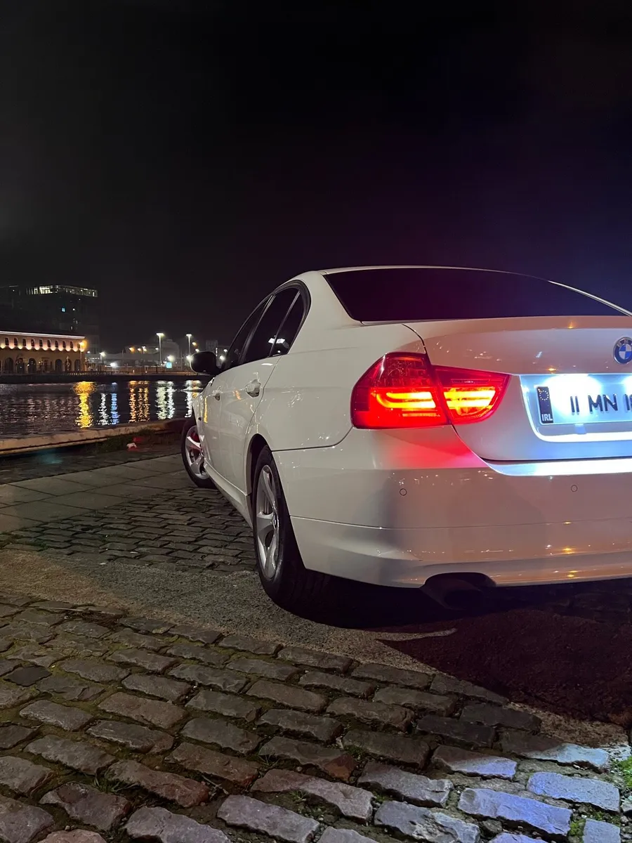 BMW 3-Series 2011 - Image 3