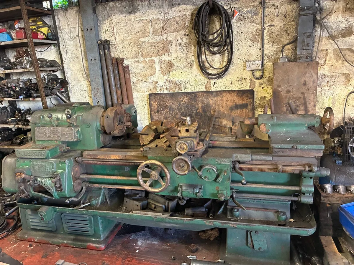 Metal turning lathe - Image 1