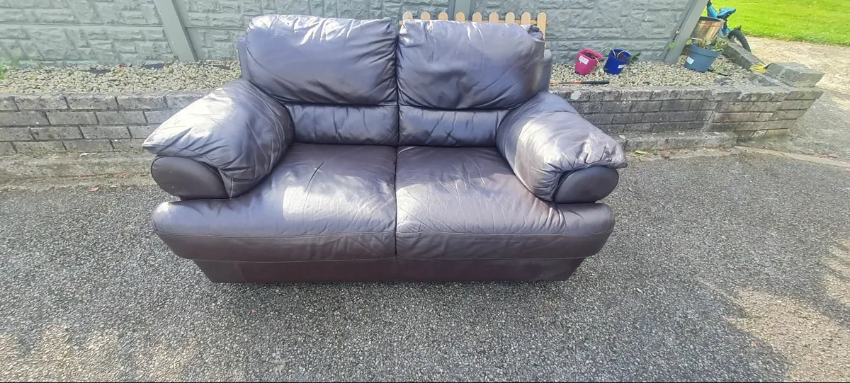 2 seater leather couch - Image 1