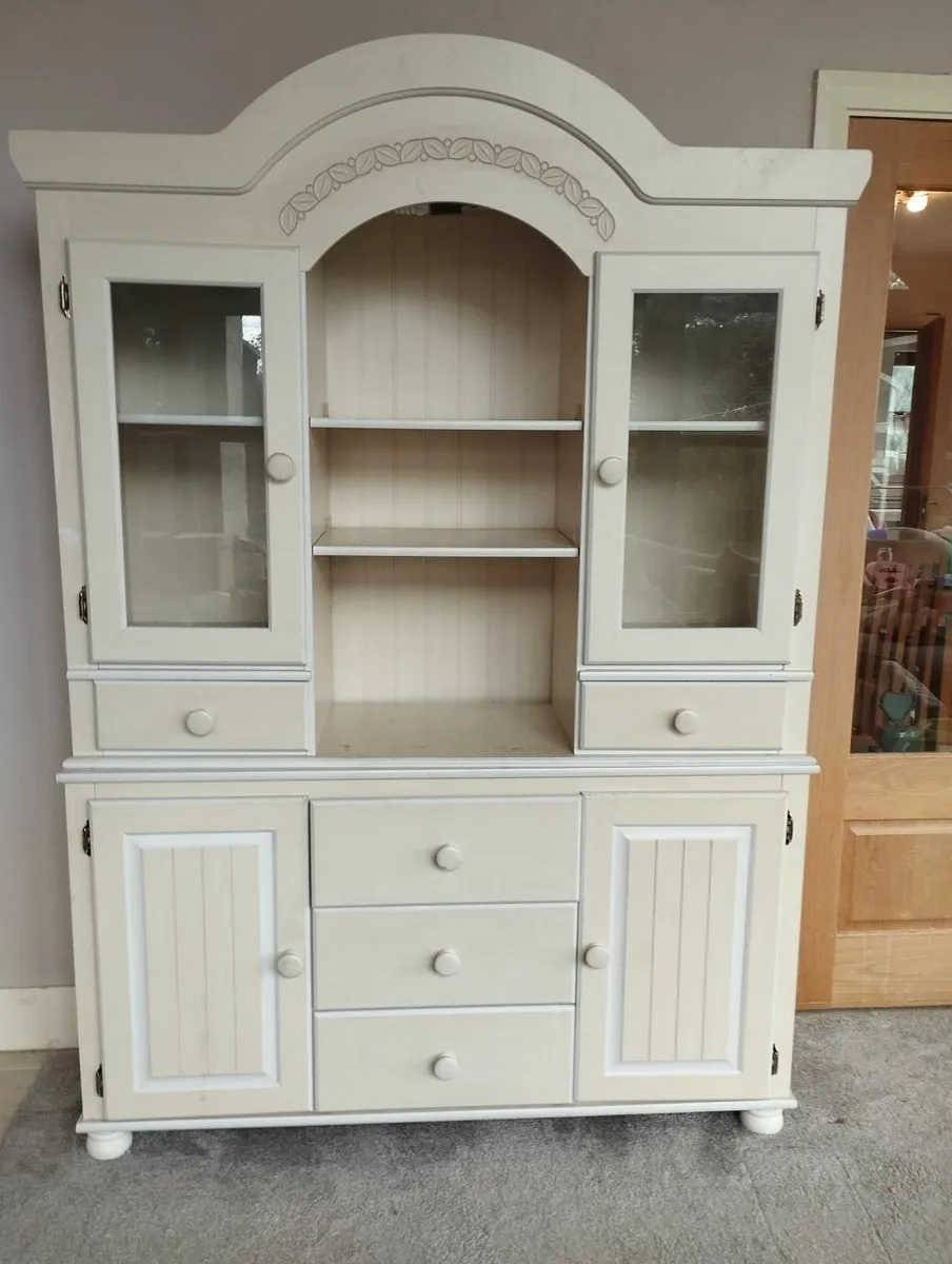 Dresser unit