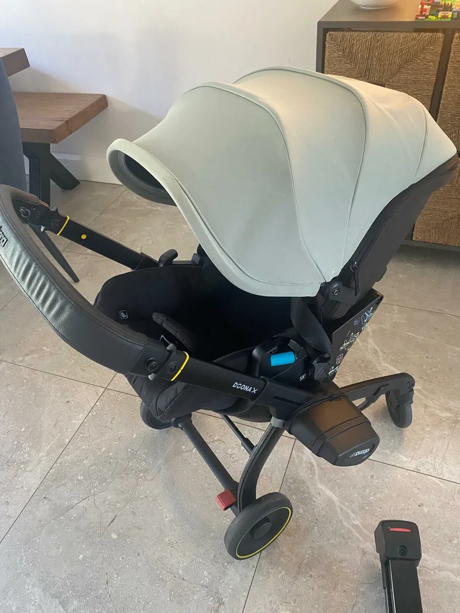 Doona Car Seat & Stroller with Isofix base - Image 2