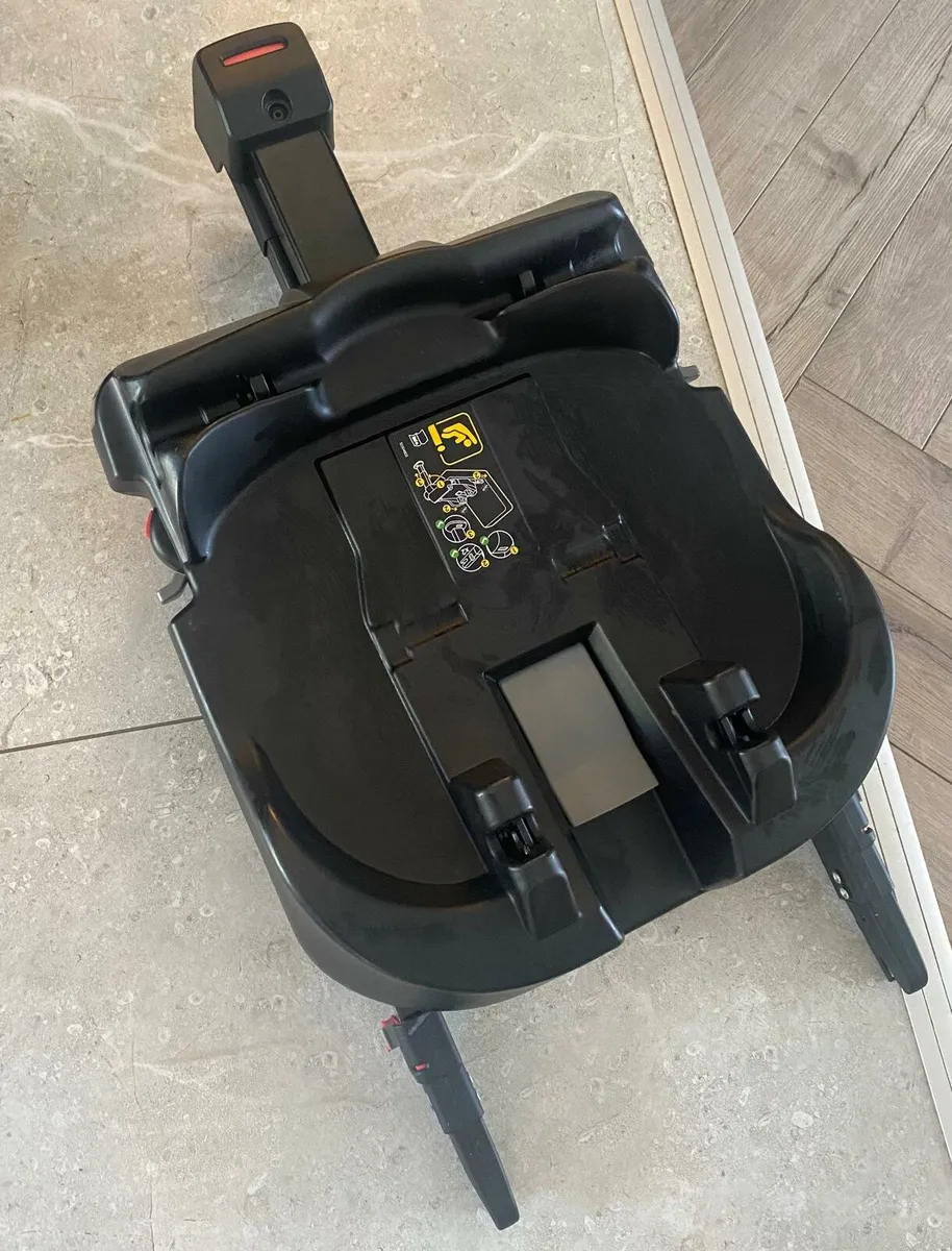 Doona Car Seat & Stroller with Isofix base - Image 4