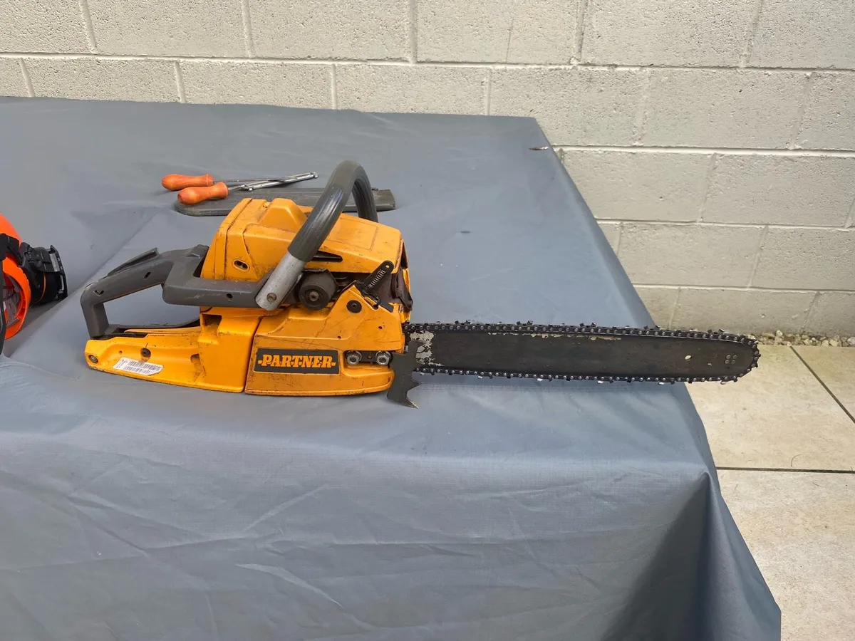 Chainsaw with few bits - Image 3