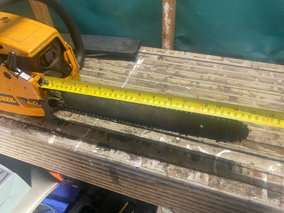 Chainsaw with few bits - Image 4