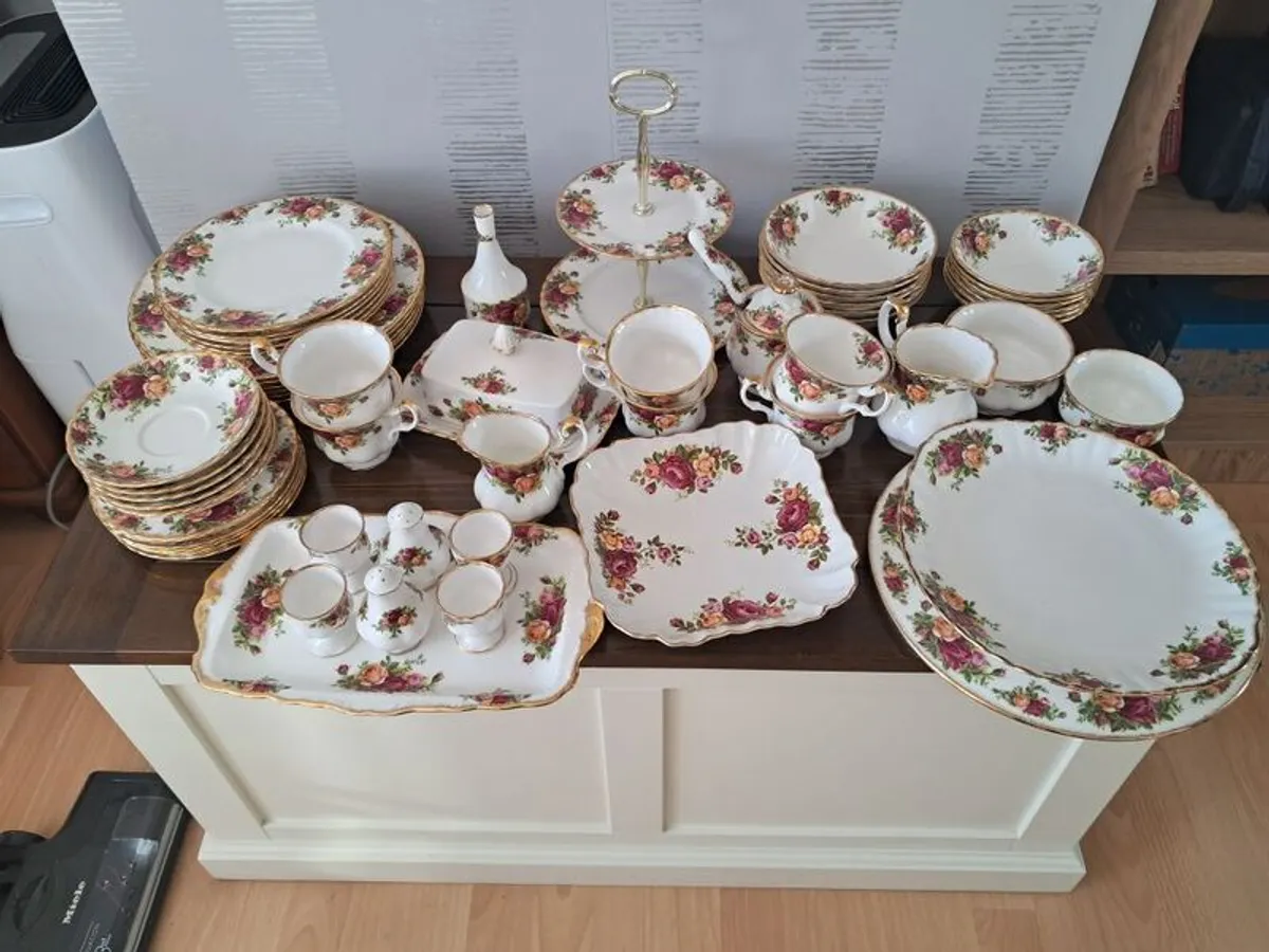 Royal Albert dinner and tea service. - Image 1