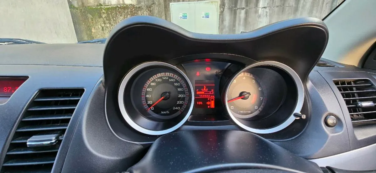 Mitsubishi Lancer 1.5 very low milage - Image 3